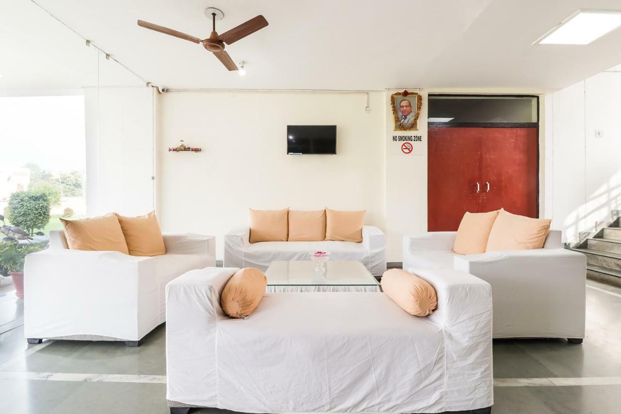 Capital O 60233 Brij Ki Rasoi Deluxe Hotel Lucknow Exterior photo